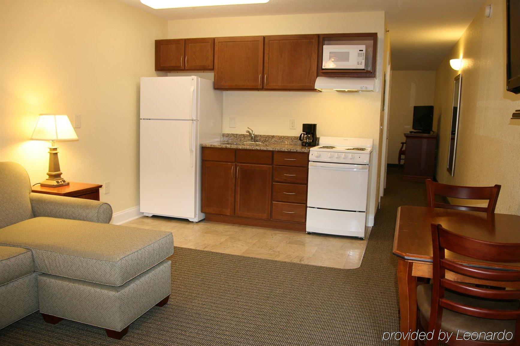 Affordable Suites Of America Augusta Room photo